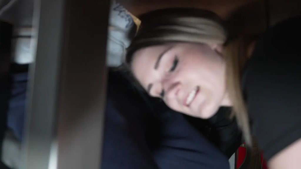 sexy foto nr. 1 von Er fickt mich unterm Tisch