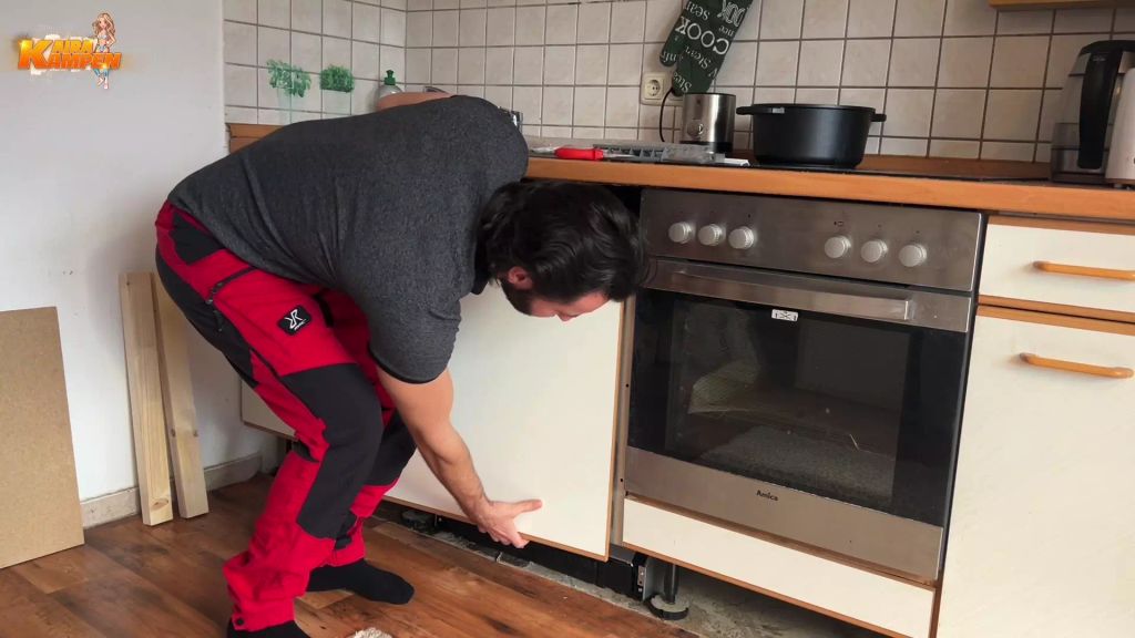 sexy foto nr. 1 von HANDWERKER DIE LATTE POLIERT