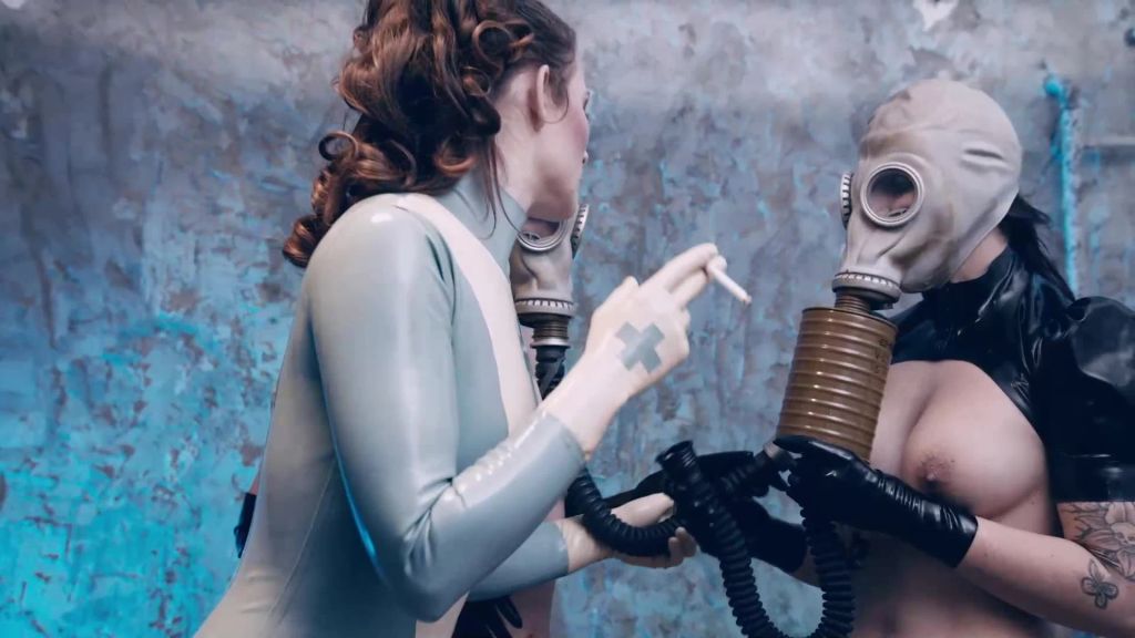sexy foto nr. 3 von Smoking latex nurse with gas mask patients