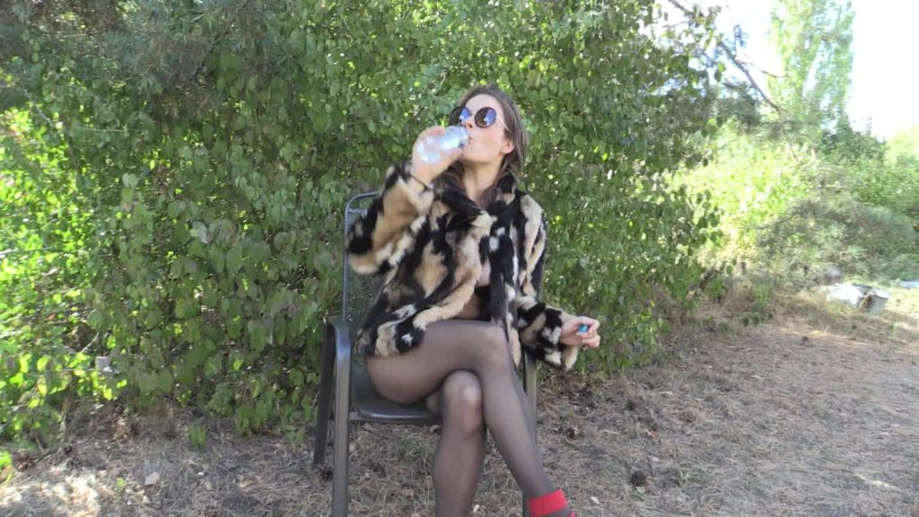 sexy foto nr. 1 von Nylons & Heels Piss