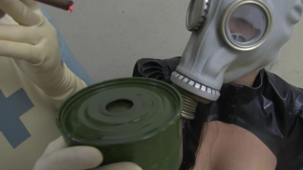 sexy foto nr. 4 von Heimliche Zigarre, Gasmaske und ein heftiger Orgasmus