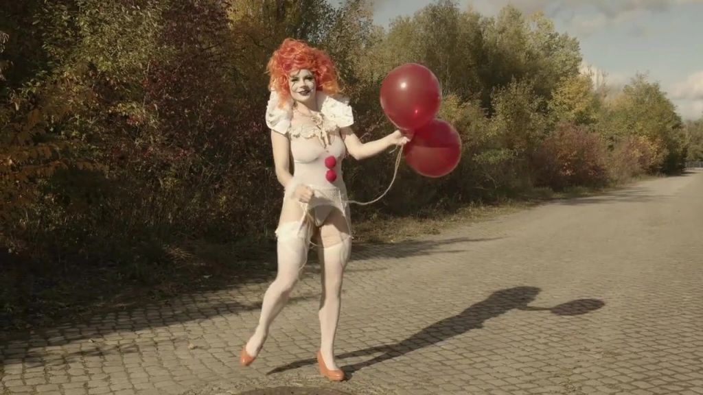 sexy foto nr. 2 von Pennywise fickt Luftballons