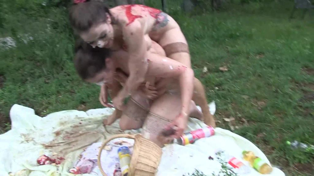 sexy foto nr. 10 von Nackt-Picknick mit Essensschlacht