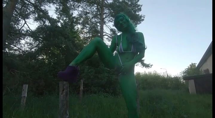 sexy foto nr. 6 von SHE-HULK pisst dich an