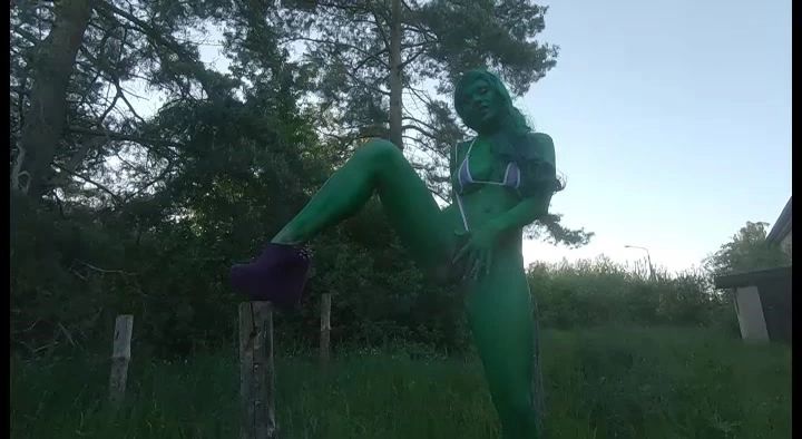 sexy foto nr. 8 von SHE-HULK pisst dich an