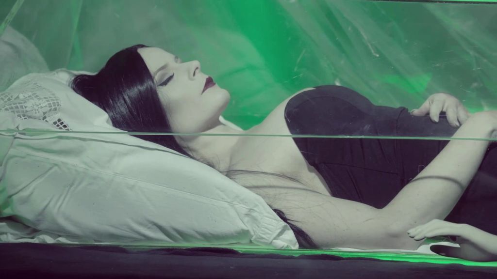 sexy foto nr. 2 von Morticia liebt eiskalte Finger