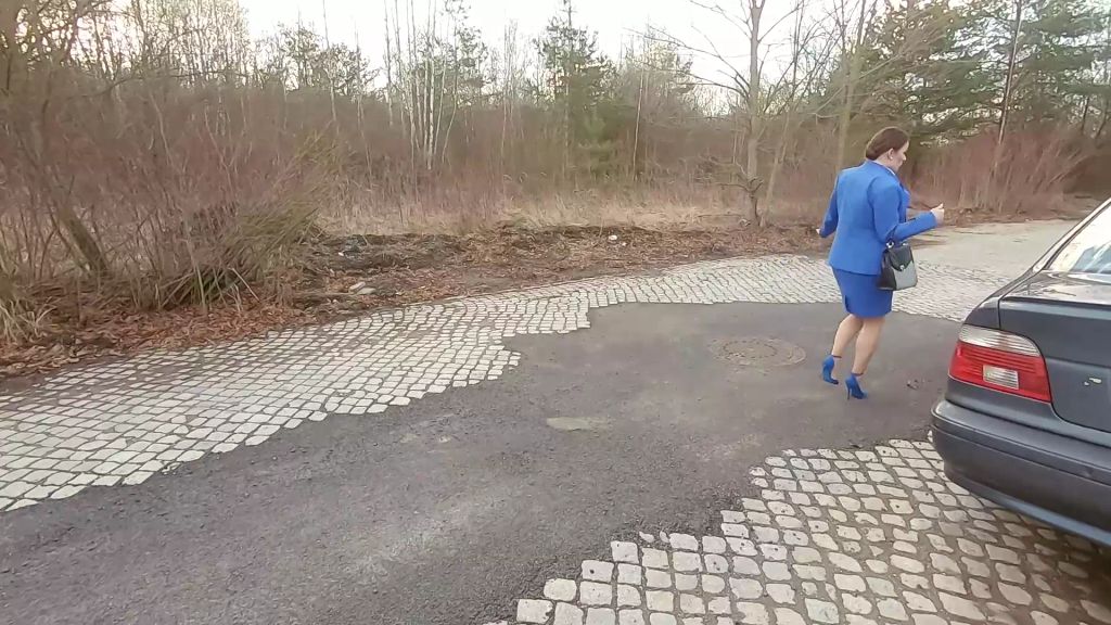 sexy foto nr. 2 von Business Woman Pee Desperation
