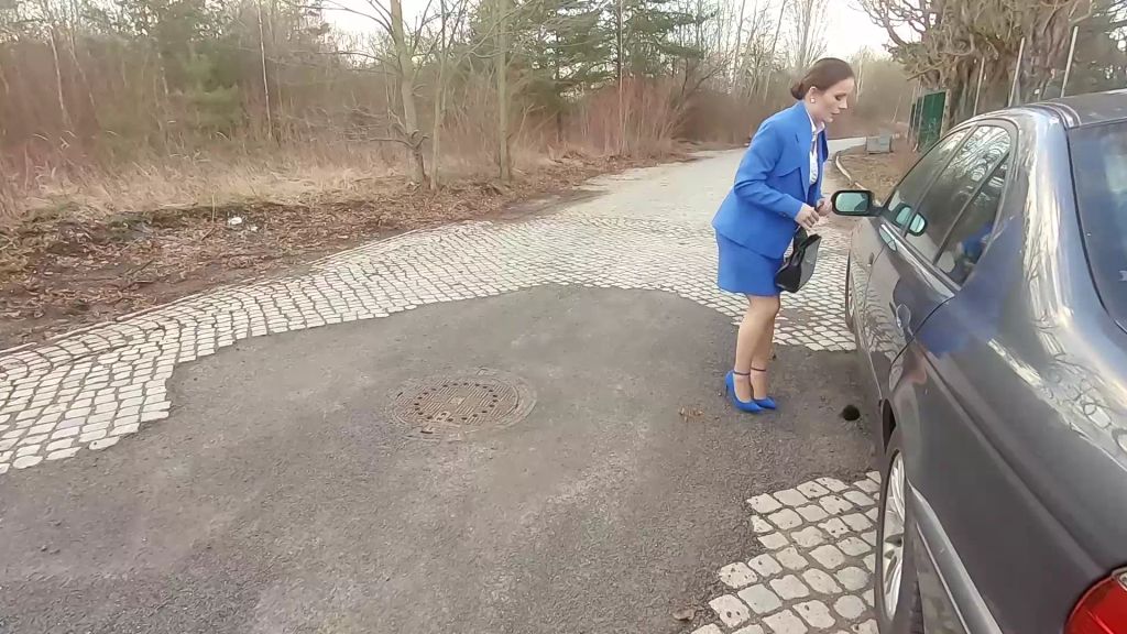 sexy foto nr. 3 von Business Woman Pee Desperation