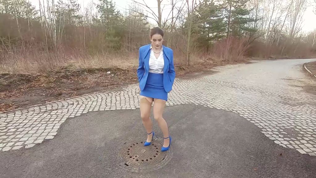 sexy foto nr. 5 von Business Woman Pee Desperation