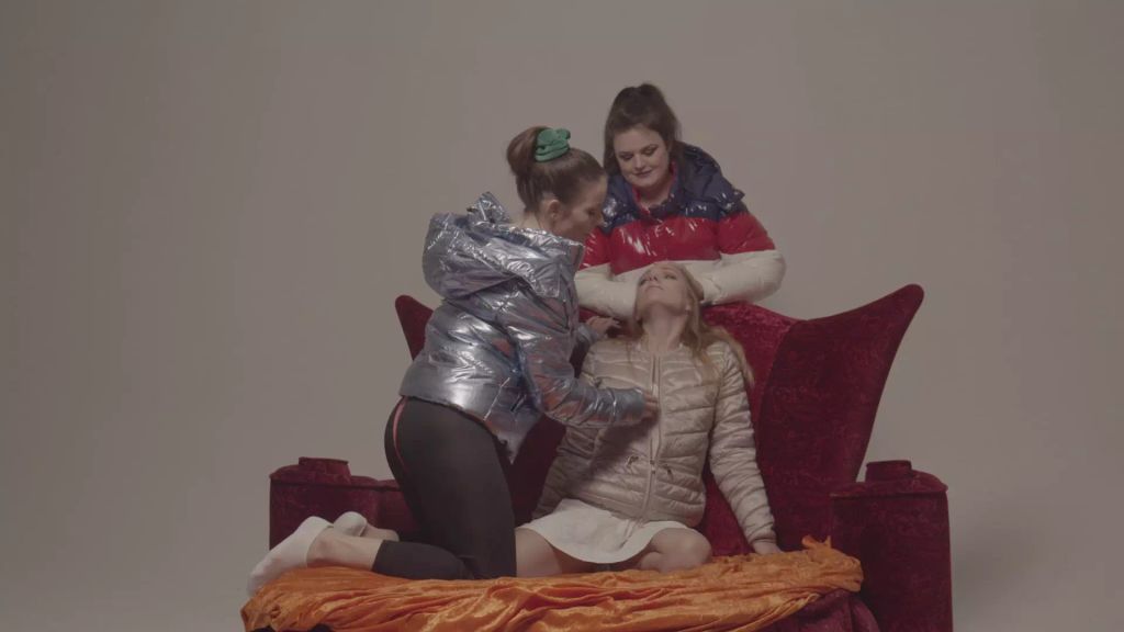 sexy foto nr. 2 von Daunenjacken Girlgang - Aufnahmeprüfung