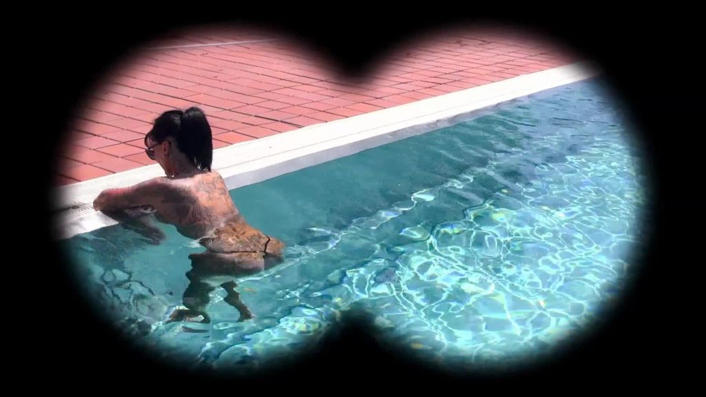 sexy foto nr. 1 von Verrückter Fan spannt im Freibad und folgt mir nachhause