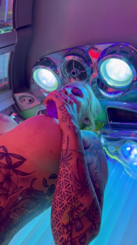 Vorschaubild 3 zum Video „DILDOFUCK + SQUIRT IN SOLARIUM“