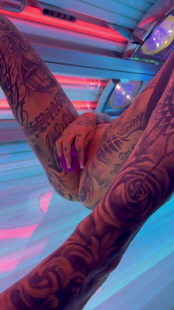Vorschaubild 4 zum Video „DILDOFUCK + SQUIRT IN SOLARIUM“