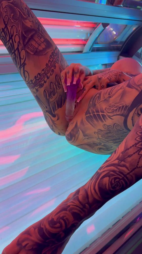 Vorschaubild 6 zum Video „DILDOFUCK + SQUIRT IN SOLARIUM“