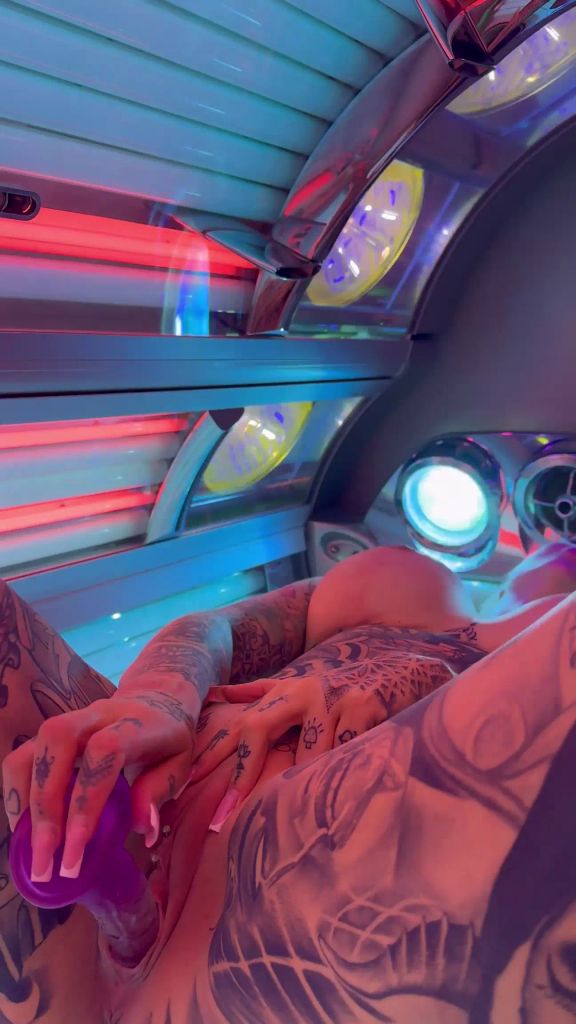 Vorschaubild 7 zum Video „DILDOFUCK + SQUIRT IN SOLARIUM“
