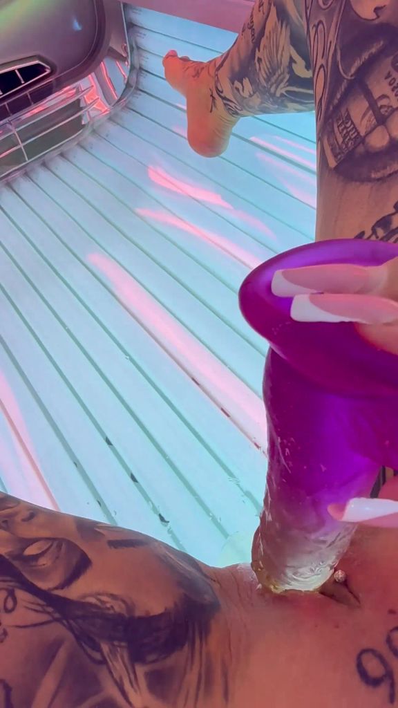 Vorschaubild 10 zum Video „DILDOFUCK + SQUIRT IN SOLARIUM“