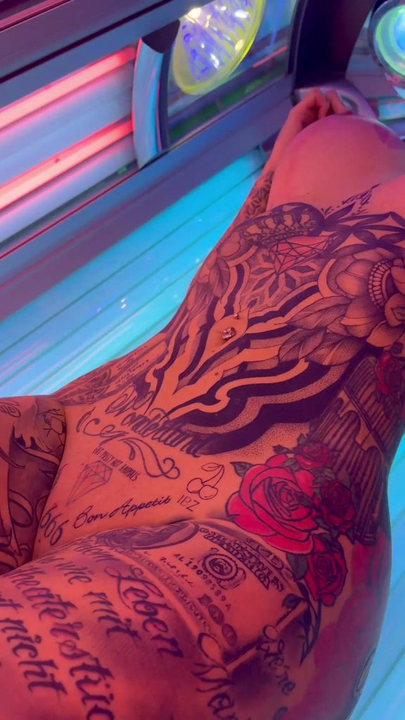 Vorschaubild zum Video „DILDOFUCK + SQUIRT IN SOLARIUM“ von Cora Diamond