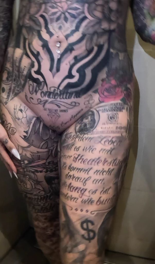 Vorschaubild zum Video „Oil Shower Clip“ von Cora Diamond