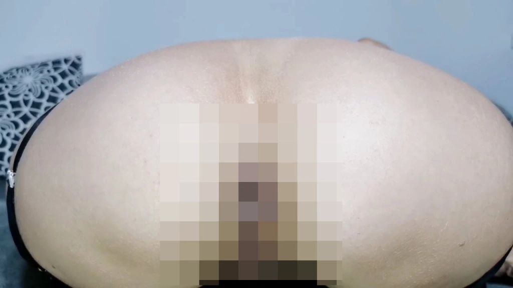 sexy foto nr. 9 von Furzen & klaffendes Arschloch mit einem Spekulum im Arsch