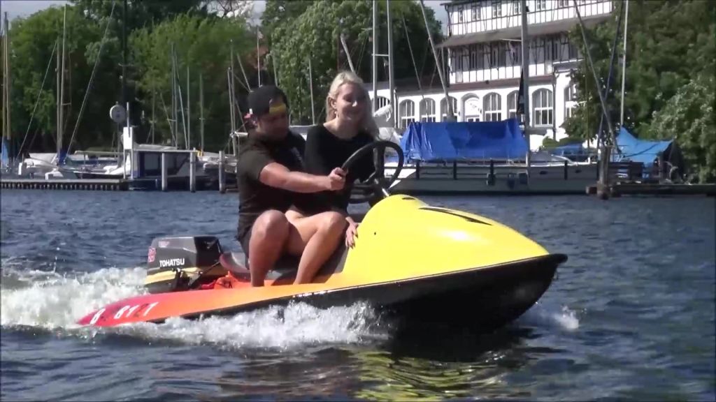 sexy foto nr. 2 von Extremer Sex in der Öffentlichkeit auf dem Water Scooter