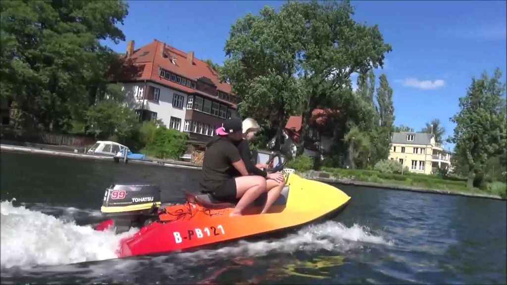 sexy foto nr. 3 von Extremer Sex in der Öffentlichkeit auf dem Water Scooter