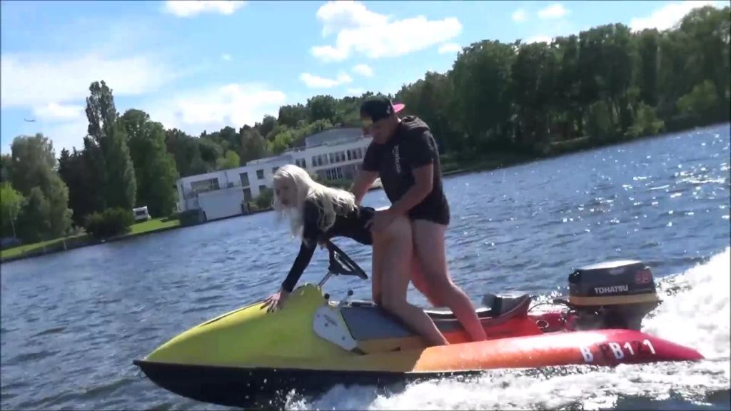 sexy foto nr. 6 von Extremer Sex in der Öffentlichkeit auf dem Water Scooter