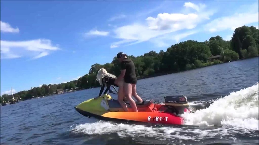 sexy foto nr. 7 von Extremer Sex in der Öffentlichkeit auf dem Water Scooter