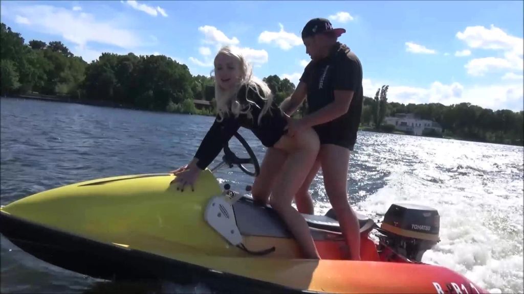 sexy foto nr. 8 von Extremer Sex in der Öffentlichkeit auf dem Water Scooter