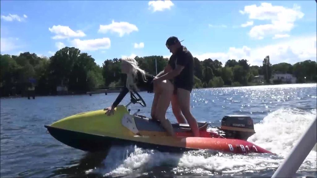 sexy foto nr. 9 von Extremer Sex in der Öffentlichkeit auf dem Water Scooter