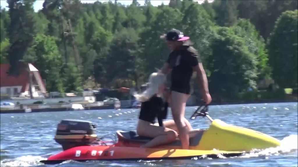 sexy foto nr. 10 von Extremer Sex in der Öffentlichkeit auf dem Water Scooter