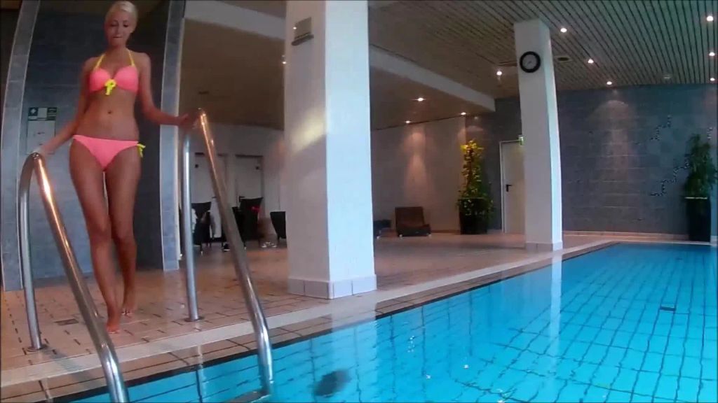 Sex im Pool unter dem Wasser Blowjob