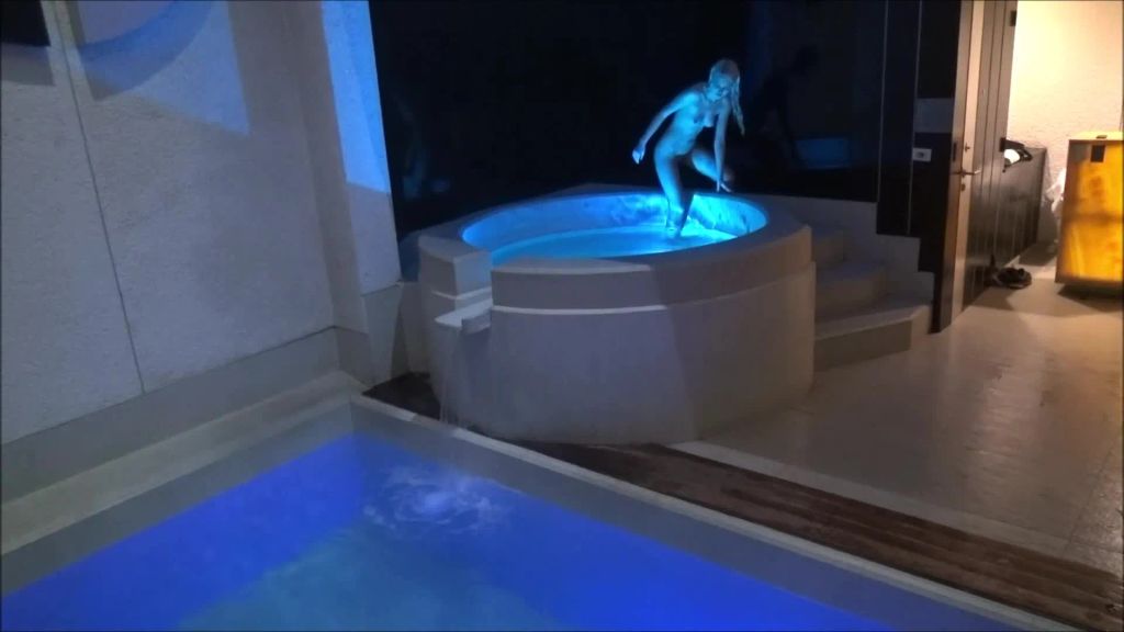 sexy foto nr. 1 von Sex im öffentlichen Whirlpool, Andere Leute sahen