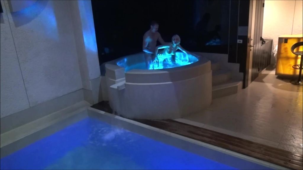 sexy foto nr. 2 von Sex im öffentlichen Whirlpool, Andere Leute sahen