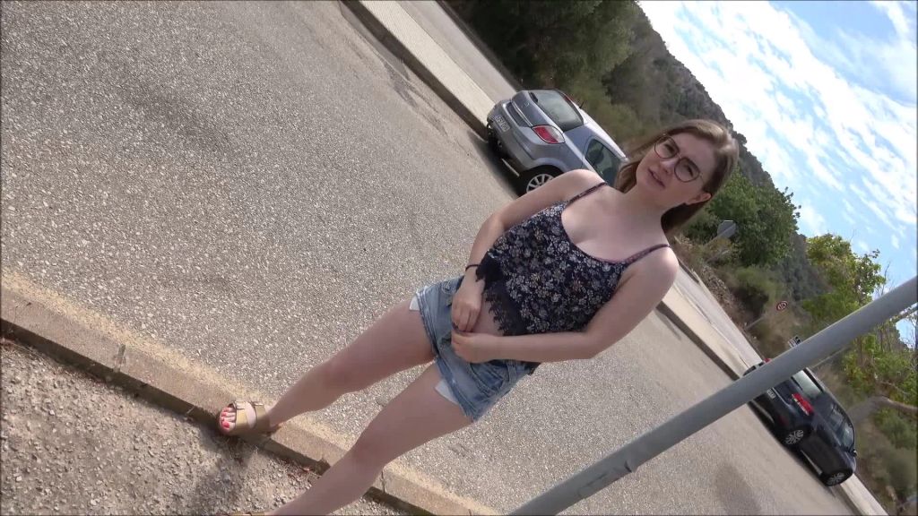 sexy foto nr. 2 von Schnell, ich muss PISSEN! Der Bus kommt gleich.
