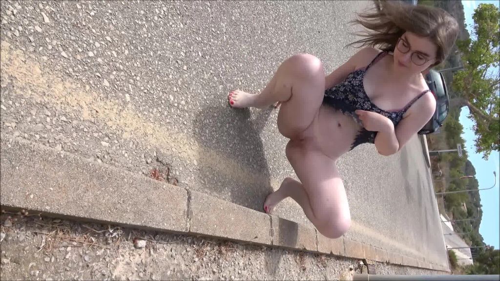 sexy foto nr. 6 von Schnell, ich muss PISSEN! Der Bus kommt gleich.