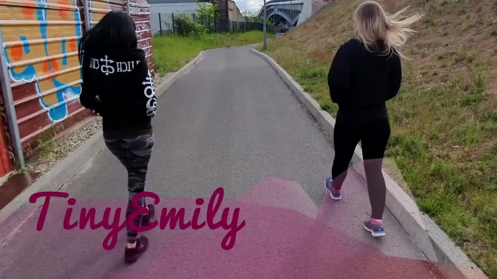 sexy foto nr. 1 von Public Piss Challenge Wer Pisst mehr ??
