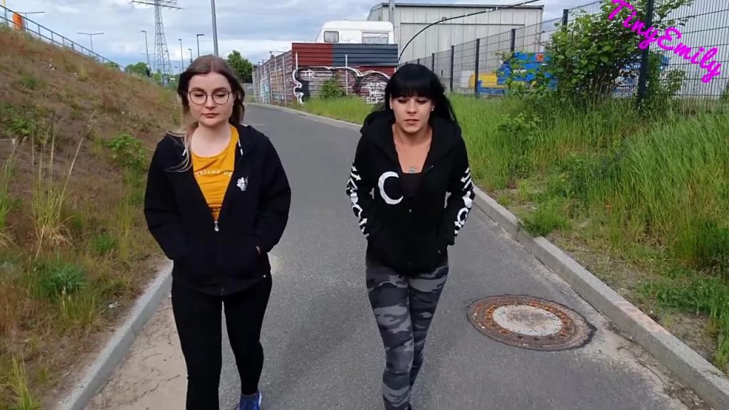 sexy foto nr. 2 von Public Piss Challenge Wer Pisst mehr ??