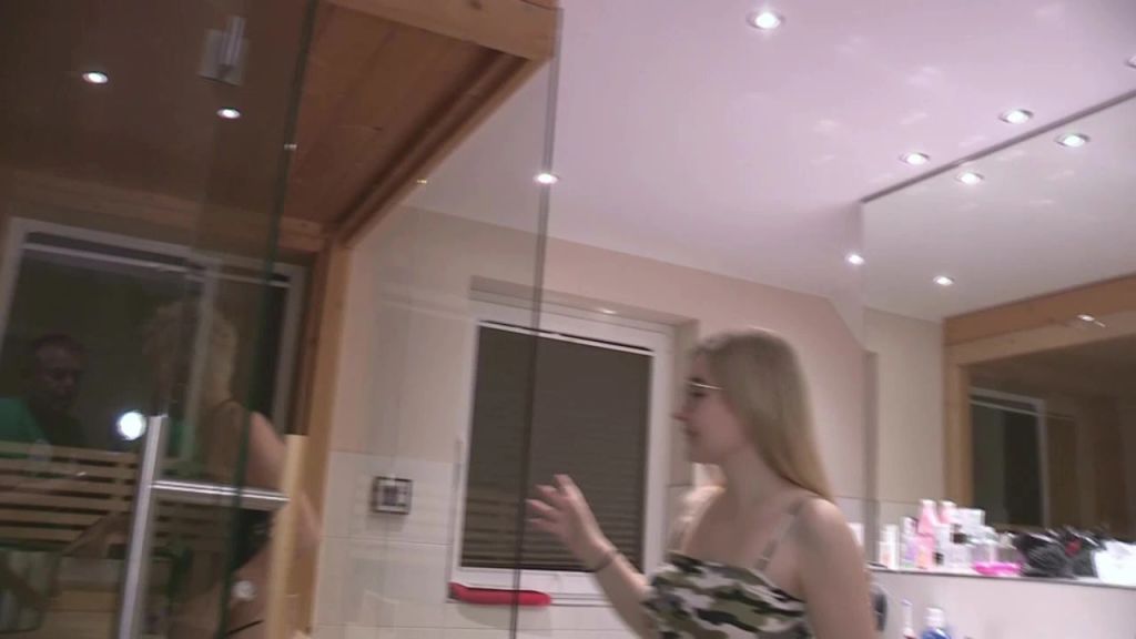 sexy foto nr. 4 von Drei Muschis! Eine Sauna! ESKALATION!!!