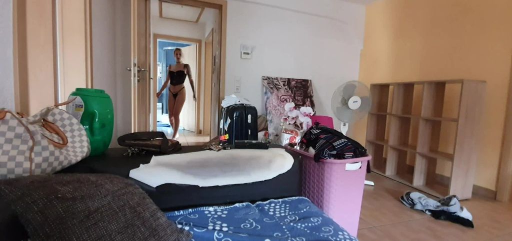 sexy foto nr. 1 von Der Handwerker spritzt mir eine Ladung in den Mund