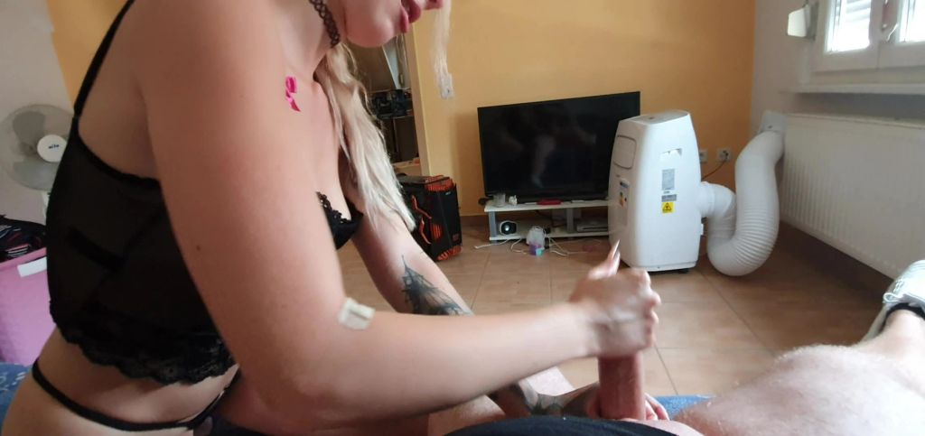 sexy foto nr. 9 von Der Handwerker spritzt mir eine Ladung in den Mund
