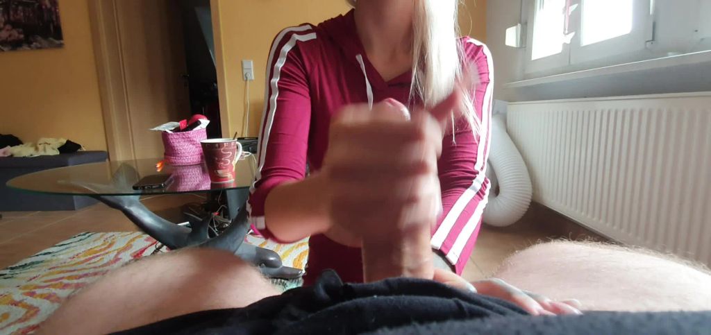 sexy foto nr. 4 von Notgeil nach dem Sport geil den Schwanz abgewixxt