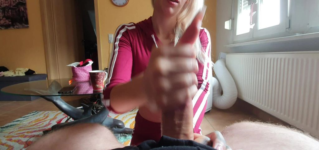 sexy foto nr. 7 von Notgeil nach dem Sport geil den Schwanz abgewixxt