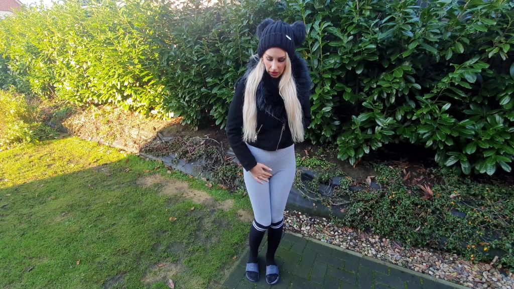 sexy foto nr. 1 von Ausgesperrt und eingepisst in die Leggins