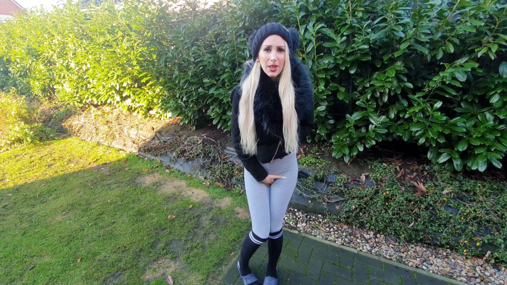 sexy foto nr. 2 von Ausgesperrt und eingepisst in die Leggins