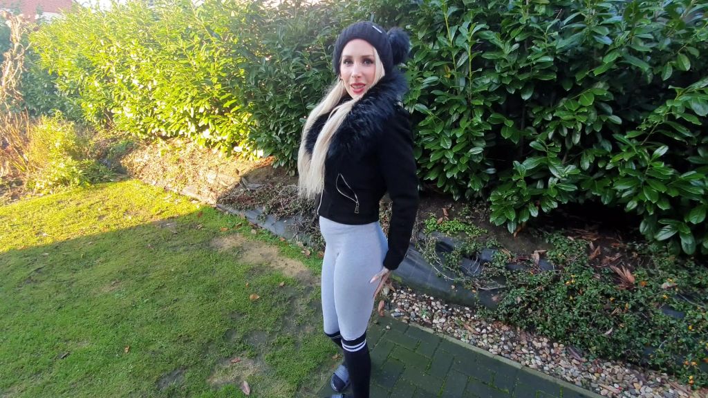 sexy foto nr. 3 von Ausgesperrt und eingepisst in die Leggins