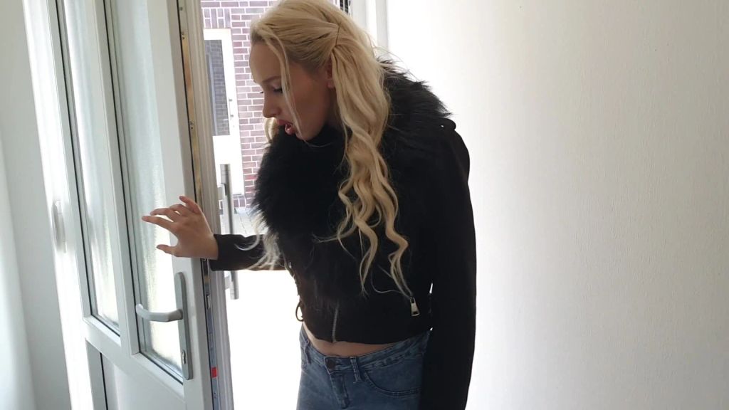 sexy foto nr. 2 von Auf die knie du nutzloser Sklave!