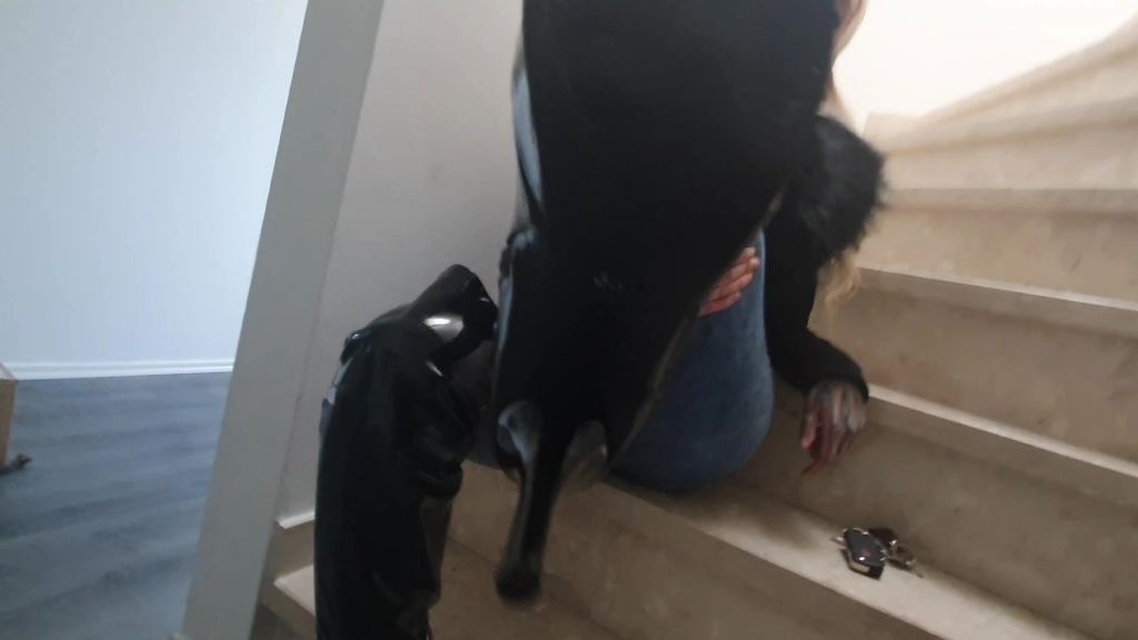 sexy foto nr. 5 von Auf die knie du nutzloser Sklave!