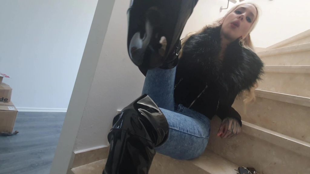 sexy foto nr. 6 von Auf die knie du nutzloser Sklave!