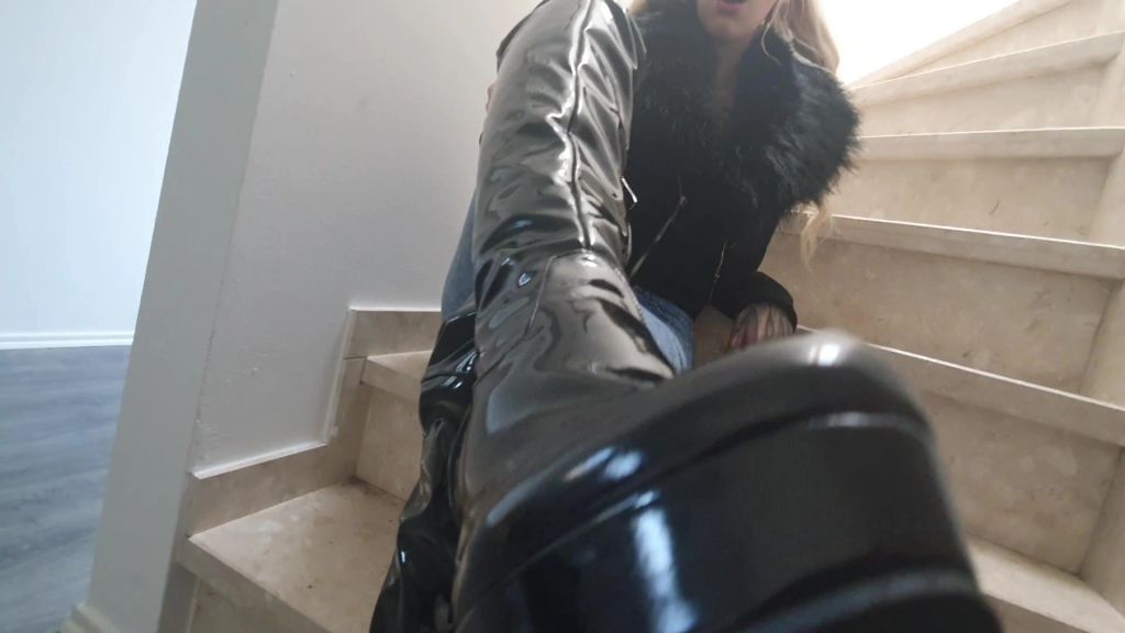 sexy foto nr. 7 von Auf die knie du nutzloser Sklave!