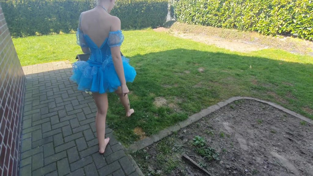 sexy foto nr. 2 von Auch Prinzessinen müssen mal abpissen!